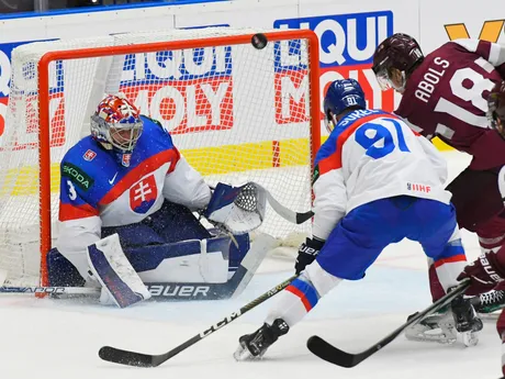 Brankár Samuel Hlavaj, Matúš Sukeľ a Rodrigo Abols v zápase Slovensko - Lotyšsko v skupine B na MS v hokeji 2024.