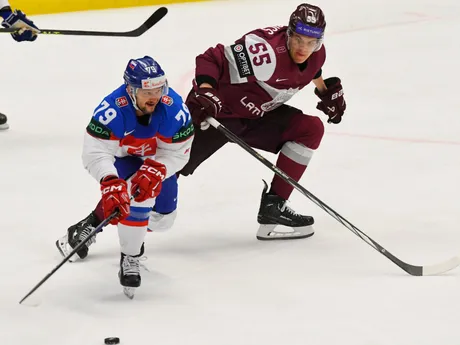Libor Hudáček (vľavo) a Robert Mamcics počas zápasu Slovensko - Lotyšsko na MS v hokeji 2024.