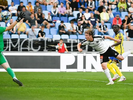 Na snímke vpravo Lukáš Gašparovič hlavou strieľa druhý gól Petržalky počas prvého zápasu baráže o Niké ligu FC Petržalka - MFK Zemplín Michalovce.