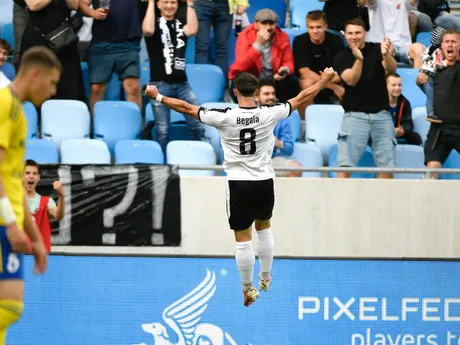 Na snímke Roman Begala (Petržalka) sa raduje po strelení gólu počas prvého zápasu baráže o Niké ligu FC Petržalka - MFK Zemplín Michalovce.