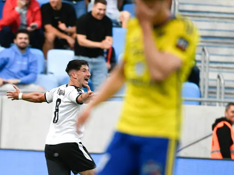 Na snímke Roman Begala (Petržalka) sa raduje po strelení gólu počas prvého zápasu baráže o Niké ligu FC Petržalka - MFK Zemplín Michalovce.