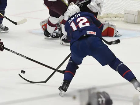 Americký hokejista Matt Boldy strieľa na lotyšskú bránu počas zápasu Lotyšsko - USA na MS v hokeji 2024.