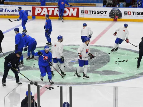 Slovenskí hokejisti počas tréningu v Prahe pred štvrťfinále Slovensko - Kanada na MS v hokeji 2024.