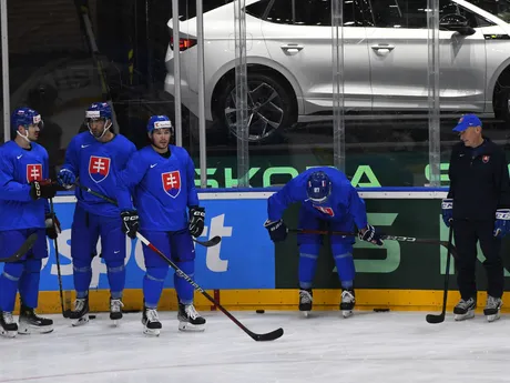 Miloš Kelemen, Andrej Kudrna, Marko Daňo, Pavol Regenda a tréner Craig Ramsay počas tréningu v Prahe pred štvrťfinále Slovensko - Kanada na MS v hokeji 2024.