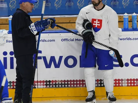 Tréner Craig Ramsay a Tomáš Tatar počas tréningu v Prahe pred štvrťfinále Slovensko - Kanada na MS v hokeji 2024.