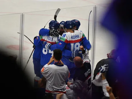 Slovenskí hokejisti sa tešia po strelenom góle v zápase Slovensko - Kazachstan na MS v hokeji 2024.