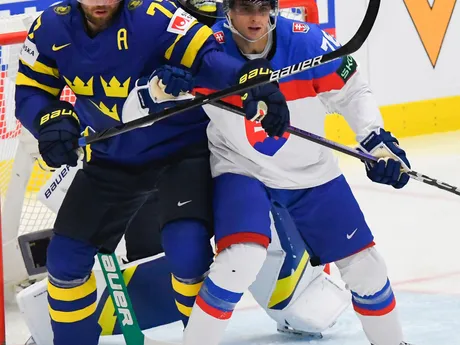 Martin Pospíšil, brankár Filip Gustafsson a Victor Hedman (v zápase Slovensko - Švédsko v skupine B na MS v hokeji 2024.