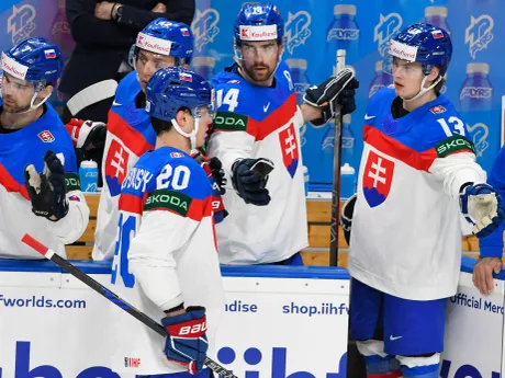 Mário Grman, Martin Fehérváry, Juraj Slafkovský, Peter Čerešňák a František Gajdoš sa tešia po strelenom góle v zápase Slovensko - Kanada vo štvrťfinále MS v hokeji 2024.