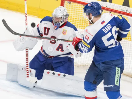 Marko Daňo a brankár Alex Lyon v prípravnom zápase Slovensko - USA v generálke na MS v hokeji 2024.