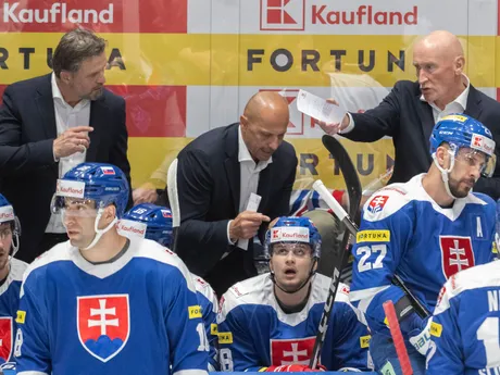 Tréner hokejistov Slovenska Craig Ramsay, jeho asistenti Ján Pardavý a Róbert Petrovický.