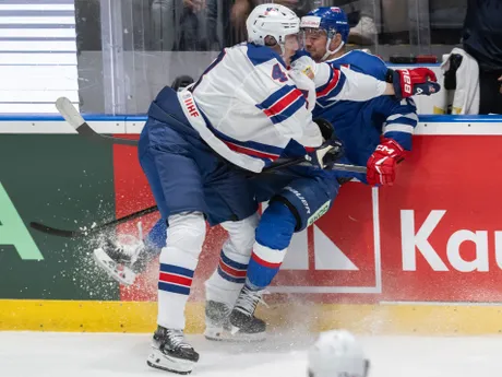 Libor Hudáček a Luke Hughes v prípravnom zápase Slovensko - USA v generálke na MS v hokeji 2024.