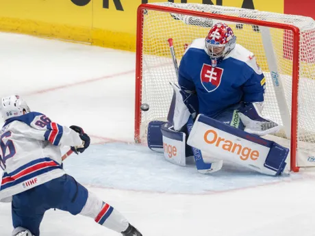 Joel Farabee prekonáva brankára Samuela Hlavaja v prípravnom zápase Slovensko - USA v generálke na MS v hokeji 2024.