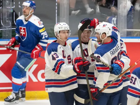 Americkí hokejisti sa tešia po strelení gólu v prípravnom zápase Slovensko - USA v generálke na MS v hokeji 2024.