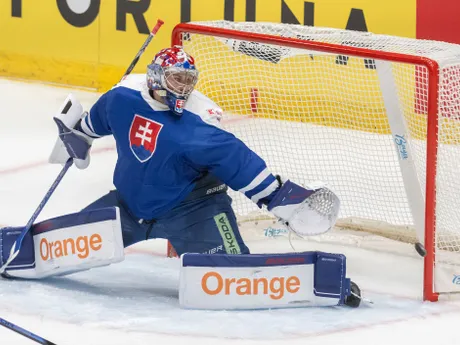 Brankár Samuel Hlavaj v prípravnom zápase Slovensko - USA v generálke na MS v hokeji 2024.
