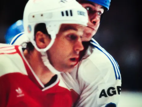Dušan Pašek a Kirk Muller v zápase ČSSR - Kanada na MS 1985.