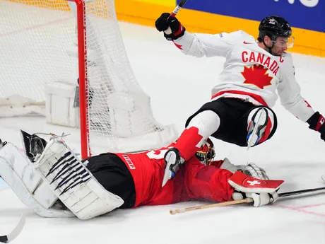 Kanadský útočník John Tavares a brankár Švajčiarska Leonardo Genoni v zápase Švajčiarsko - Kanada na MS v hokeji 2024.