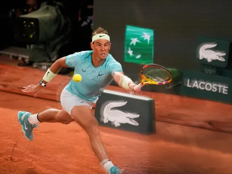 Rafael Nadal počas zápasu 1. kola mužskej dvojhry proti Nemcovi Alexandrovi Zverevovi na Roland Garros 2024.
