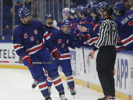 Radosť hokejistov USA v semifinálovom zápase Slovensko - USA na MS v hokeji hráčov do 18 rokov.