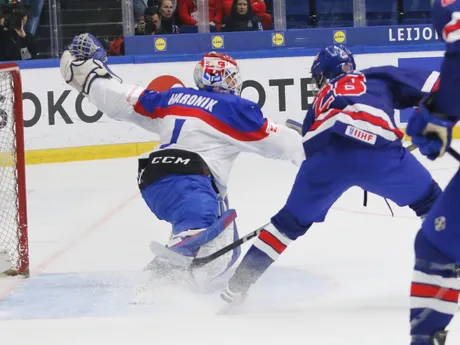 Brankár Martin Haronik počas zápasu semifinále Slovensko - USA na MS v hokeji hráčov do 18 rokov.