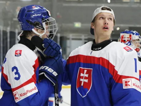 Samuel Húževka a Martin Háronik po prehre so Švédskom v súboji o bronz na MS v hokeji do 18 rokov.