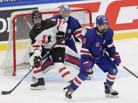 Fotka z finálového zápasu USA - Kanada na majstrovstvách sveta hráčov do 18 rokov.