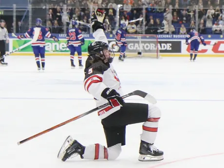 Gavin McKenna sa teší z gólu vo finále MS v hokeji hráčov do 18 rokov.