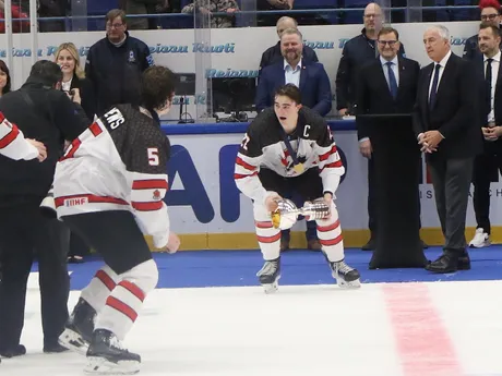 Radosť reprezentantov Kanady po triumfe nad USA vo finále MS v hokeji hráčov do 18 rokov.