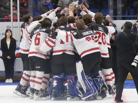 Radosť reprezentantov Kanady po triumfe nad USA vo finále MS v hokeji hráčov do 18 rokov.