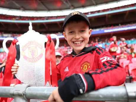 Mladý fanúšik Manchestru United drží papierovú trofej pred finálovým zápasom FA Cupu medzi Manchestrom City a Manchestrom United.