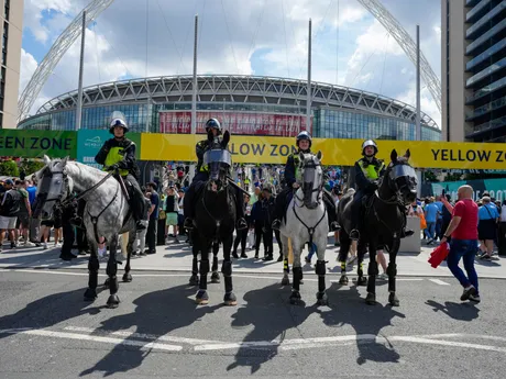 Policajti na koňoch pred štadiónom Wembley pred finálovým zápasom FA Cupu medzi Manchestrom City a Manchestrom United.