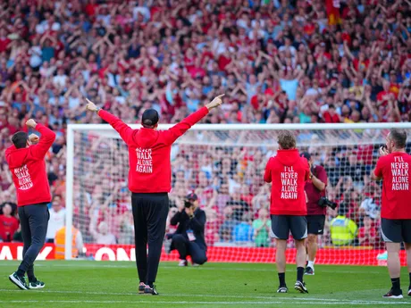 Jürgen Klopp sa so svojim realizačným tímom lúči s fanúšikmi FC Liverpool.