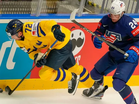 Tim Heed a Ryan Leonard v zápase Švédsko - USA na MS v hokeji 2024. 