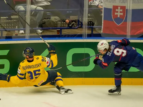 Andre Burakovsky a Trevor Zegras v zápase Švédsko - USA na MS v hokeji 2024. 