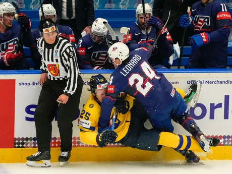 Ryan Leonard a Jonas Brodin v zápase Švédsko - USA na MS v hokeji 2024. 