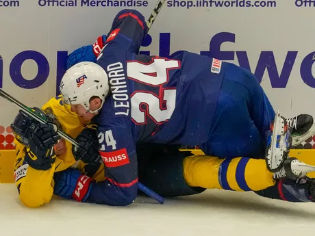 Ryan Leonard a Jonas Brodin v zápase Švédsko - USA na MS v hokeji 2024. 