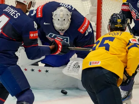 Alex Lyon a Andre Burakovsky v zápase Švédsko - USA na MS v hokeji 2024. 