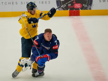 Carl Grundstrom a Brady Tkachuk v zápase Švédsko - USA na MS v hokeji 2024. 