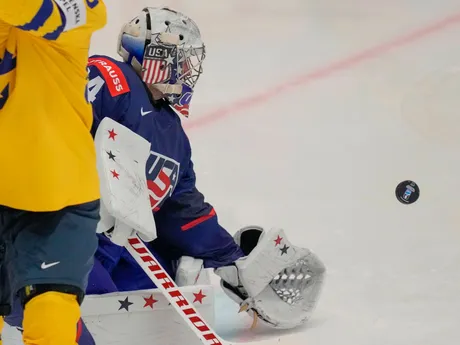 Alex Lyon v zápase Švédsko - USA na MS v hokeji 2024. 
