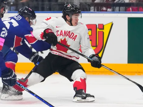 Robert Dowd a Olen Zellweger počas zápasu Veľká Británia - Kanada na MS v hokeji 2024. 