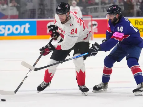 Liam Kirk a Jamie Oleksiak počas zápasu Veľká Británia - Kanada na MS v hokeji 2024. 