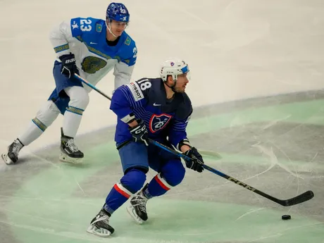 Yohann Auvitu a Maxim Mukhametov v zápase Francúzsko - Kazachstan na MS v hokeji 2024. 