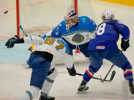 Andrey Shutov a Yohann Auvitu v zápase Francúzsko - Kazachstan na MS v hokeji 2024. 