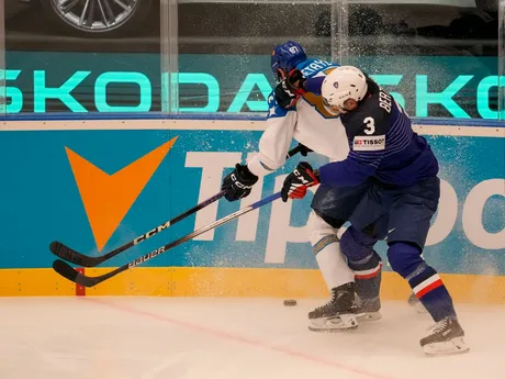 Adil Beketayev a Charles Bertrand v zápase Francúzsko - Kazachstan na MS v hokeji 2024. 