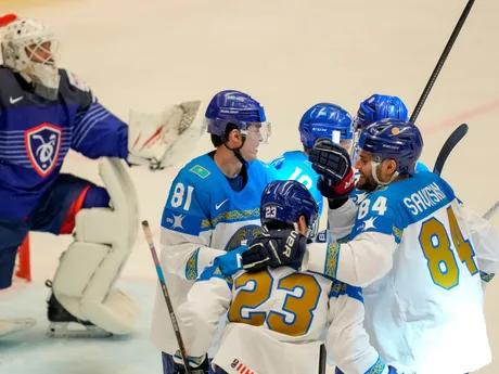 Maxim Mukhametov oslavuje gól v zápase Francúzsko - Kazachstan na MS v hokeji 2024. 