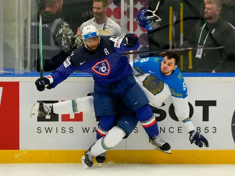 Pierre-Edouard Bellemare a Tamirlan Gaitamirov v zápase Francúzsko - Kazachstan na MS v hokeji 2024. 