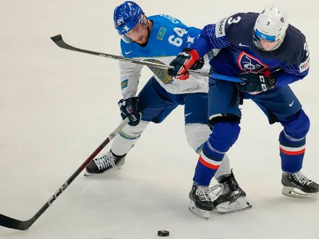 Arkadiy Shestakov a Charles Bertrand v zápase Francúzsko - Kazachstan na MS v hokeji 2024. 