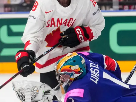 Jackson Whistle a Dawson Mercer počas zápasu Veľká Británia - Kanada na MS v hokeji 2024. 