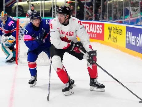 Mark Richardson a Nick Paul počas zápasu Veľká Británia - Kanada na MS v hokeji 2024. 