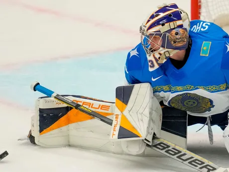 Andrey Shutov v zápase Francúzsko - Kazachstan na MS v hokeji 2024. 