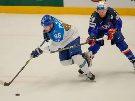 Alikhan Assetov a Stephane da Costa v zápase Francúzsko - Kazachstan na MS v hokeji 2024. 